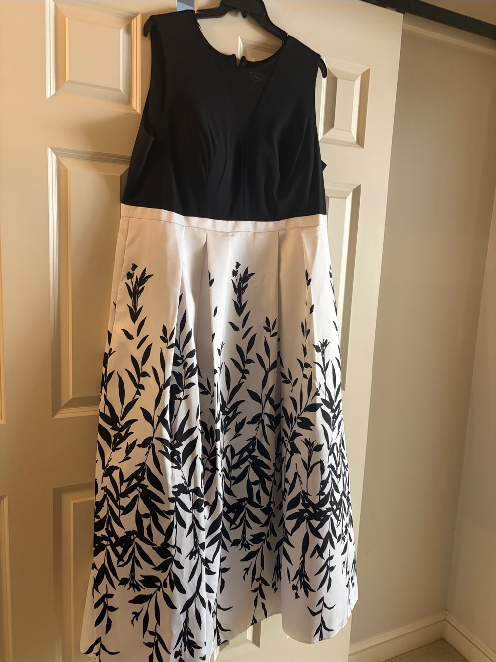 Morgan & Co. Black and White Sleeveless A-Line gown